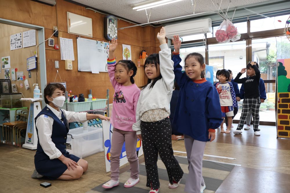 “渡るときは車の人からも見えるようにピーンと手を伸ばしてね”
そのアドバイスに対して
「わかった!!給食のおかわりするときみたいにしっかり手を伸ばしたらいいね♡」 と
どこからか、かわいい発言が♡
楽しく!わかりやすく!
交通安全について学ぶことが出来ました!