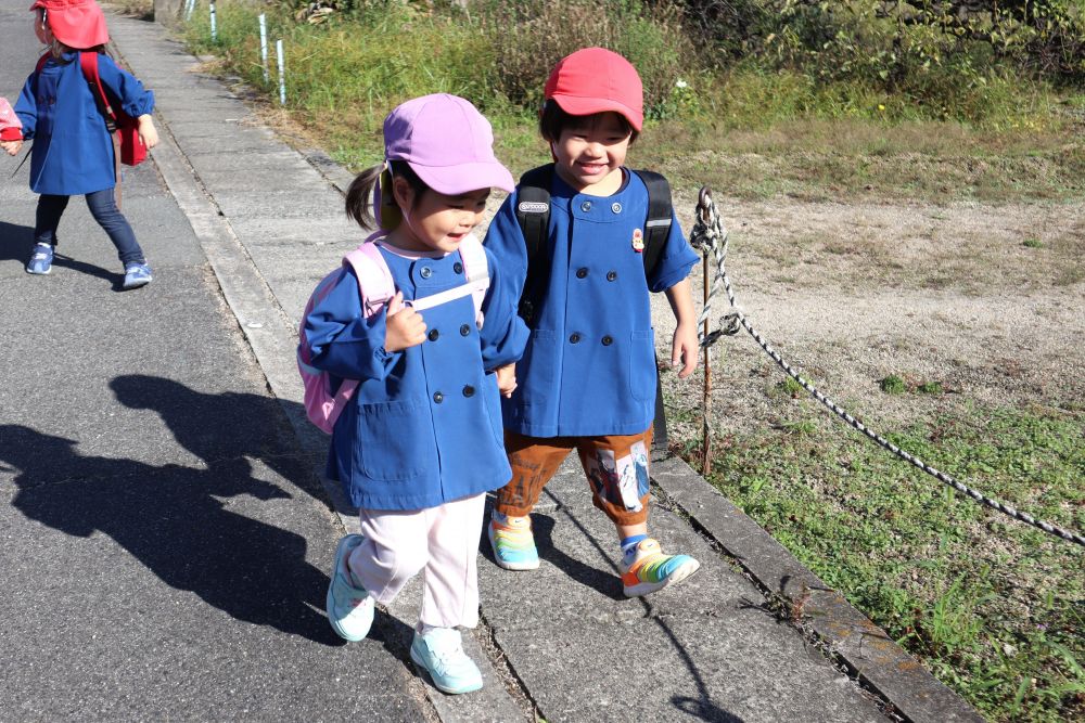 葉っぱや木の実を見つけたり、体を動かしたり
お弁当を食べたり・・・♡
秋を感じながら高西公園へお散歩
公園まで手を繋いで歩く・・・
「Rちゃんのはおにぎりが入ってるんだ~!」
「いいな~!Hはハロウィン弁当!!」
楽しみなお弁当に会話も弾みます♡