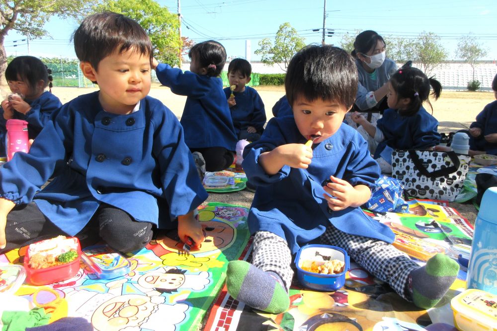 楽しみにしていたお弁当の時間
「Sくんの隣~!!」
友達の隣にシートを敷いて食べるZ君
隣に座って食べたり、お弁当のおかずを見せ合ったり・・・
一緒に食べるお弁当は特別なようです♡
美味しいお弁当をありがとうございました!