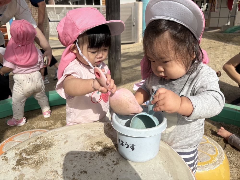 お友達と一緒にクッキング～😋
最近はお友達との関わりが増えてきたウサギ組さん
一緒に混ぜ混ぜ～
何の料理が出来るかな～？😀