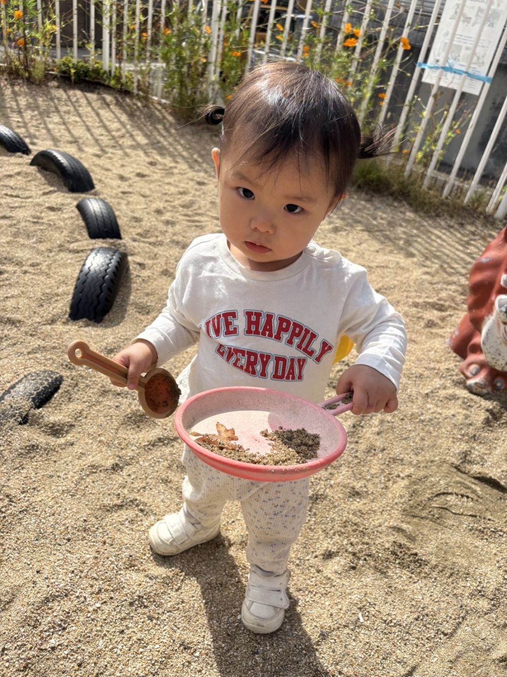 Ｋちゃんはお料理完成😋
とっても上手に出来たね😝
色々な遊びが増えてきたウサギ組さん♪♪
お外でこれからも、色んな遊びをしていこうね💓