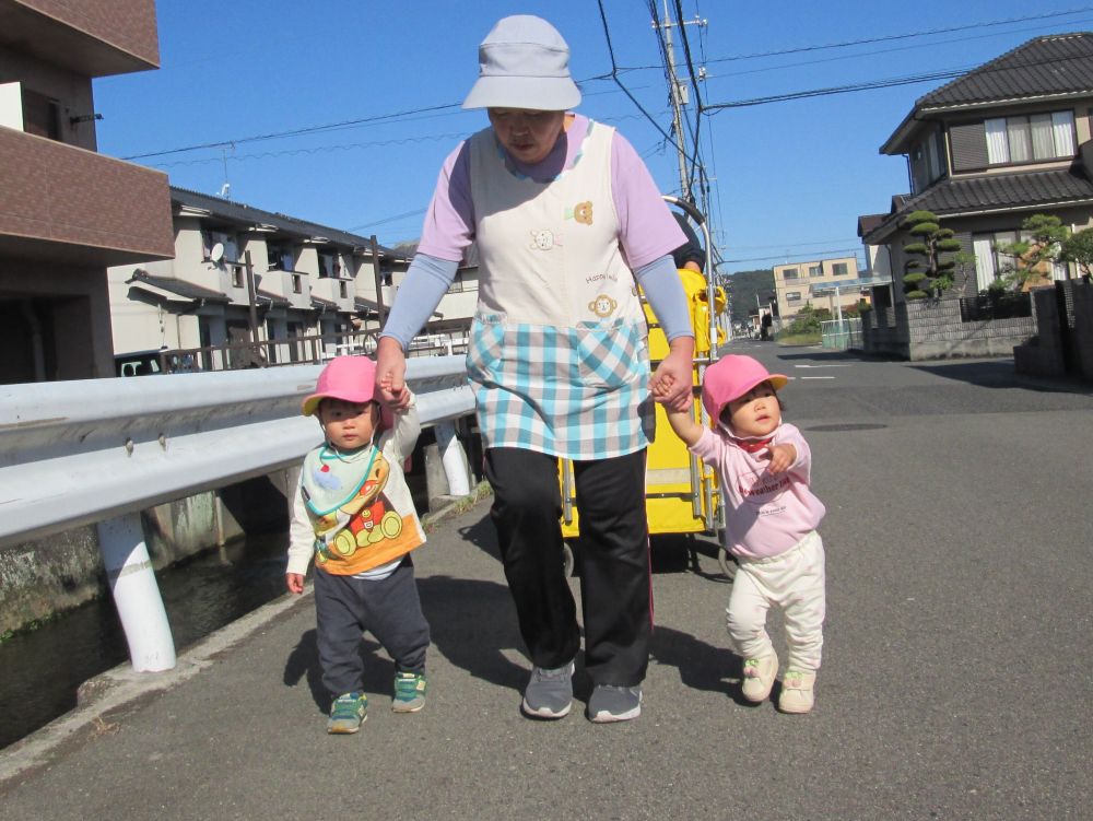 秋晴れの気持ちいいお弁当日!
ウサギ組さんもさっそく東尾道公園までお散歩に行きます
歩くのが上手になったFくんとRちゃん、先生と手を繋いで出発!!
途中、鴨を見つけたり、お花を見つけたり、公園までの道のりも楽しいがいっぱい!