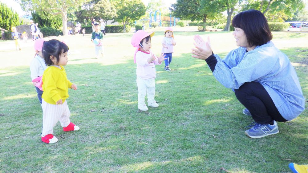 公園に着くと、さっそくどんぐりを拾ったり、広い芝生広場を走ったり楽しみます
「おいで!」
先生の所までニコニコで歩いて行くMちゃん、Rちゃん、Yちゃんです
それぞれのペースで、色んなところを探索したり、どこまでも歩いて行ったりたくさん楽しみます