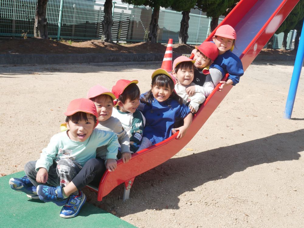 楽しみにしていたお弁当の日♡
大好きな高西南公園で友達と遊んだり
お弁当を食べ楽しんできました
『新しい滑り台できてるじゃん♡』
いち早く気付きみんなで何度も滑ったよ
『滑り台作った人すごいね~』
『工事さんが作ったんじゃない?』
作ってくれた人ありがとう♡