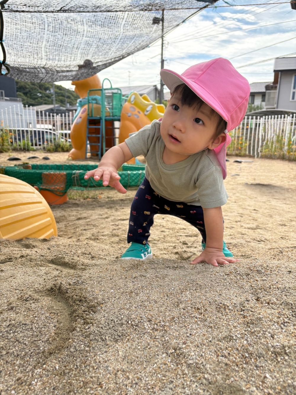 砂山を頑張って登っているMくん
この後、登ったり、降りたりを
繰り返し楽しんでいました♪