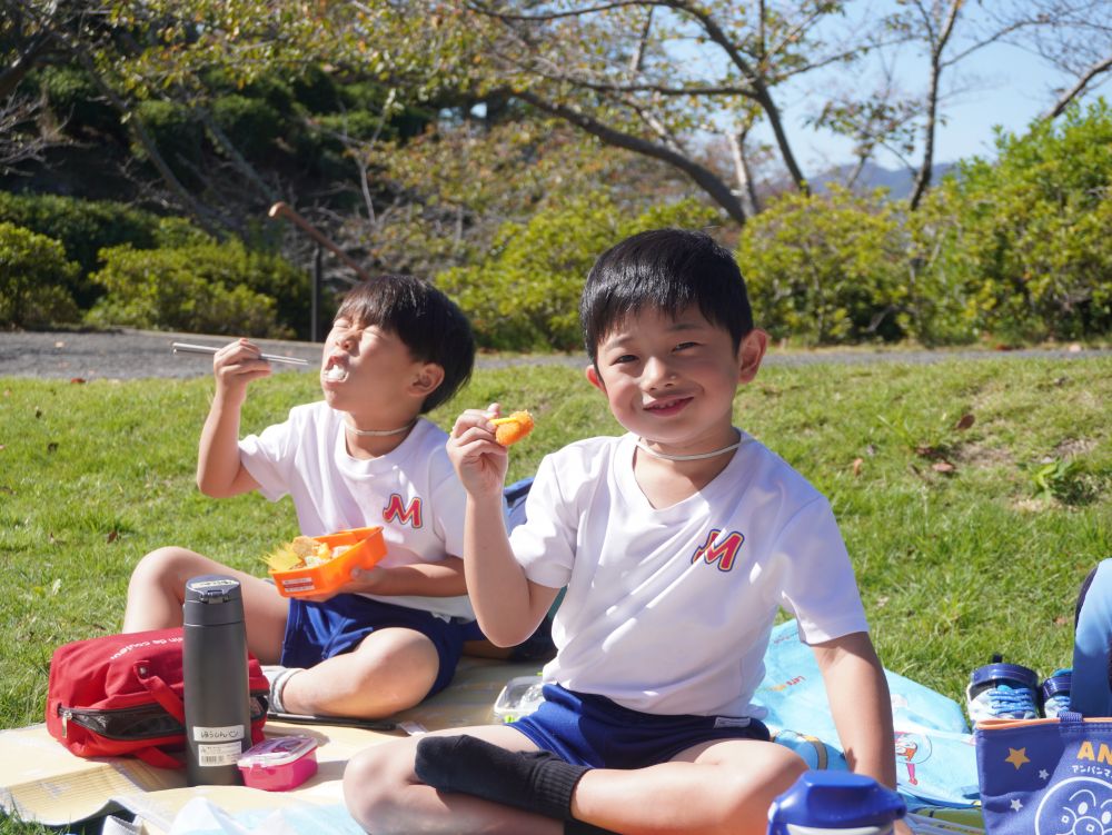 近くの散歩も楽しいけど
新しい場所と普段とは違う状況での散歩は特別楽しい!
家族で行くのもいいけど
ゆめはうすの仲間と行けたのがまた違う楽しさで嬉しい!
いっぱい歩いた後のお弁当は最高ー!♡
みんなあっというまに完食です!