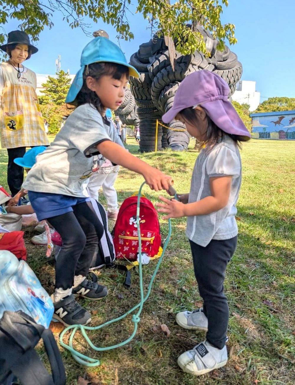 🐻「縄跳び貸して♪」
🐘「いいよ😊」
長さを調整して渡してくれました💕
