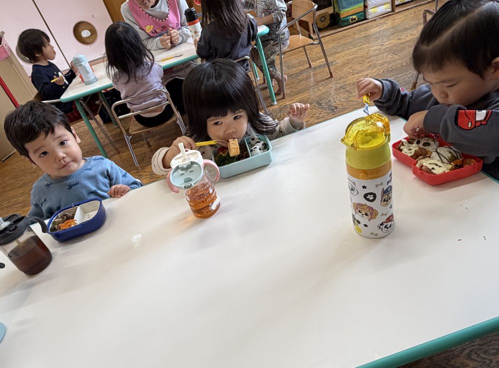 みんな弁当箱を開けると嬉しそうに
好きな物からパクパクたべていました😋