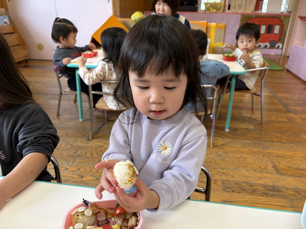「わーアンパンマンだ!!」と大喜びのRちゃん。
アンパンマンのほっぺたが落ちないように
そーっと食べていましたよ。
お忙しい中、愛情たっぷりのお弁当
ありがとうございました♡