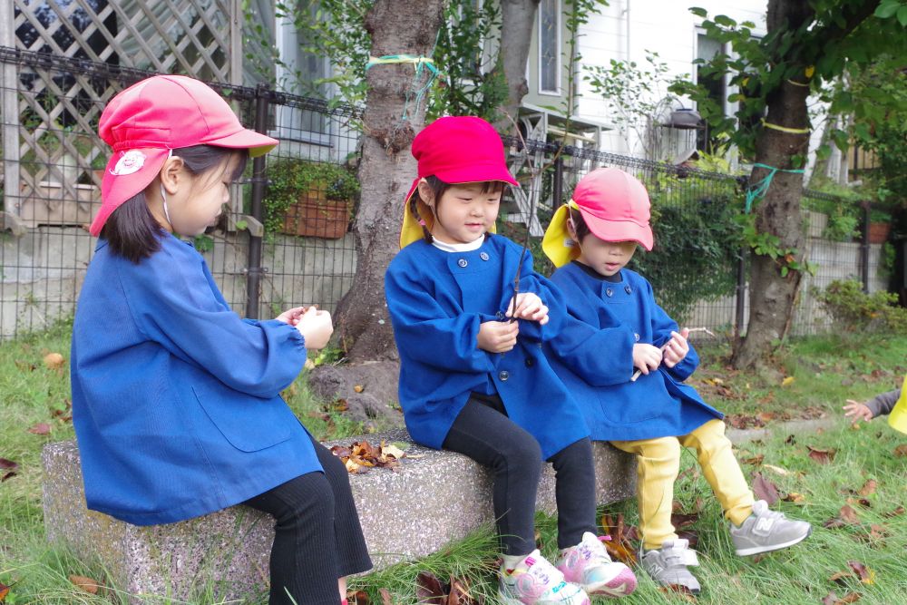 今日は待ちに待ったお弁当の日！
公園には色づいた落ち葉も増えてきました。

Iちゃん「さかなつりしてるんだよ！」
Hちゃん「魚逃げないように見ててね～！」

釣り竿そっくりな枝を見つけて釣りごっこ♡
いろんな色のお魚がいてきれいだね～