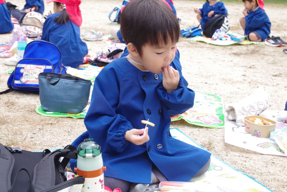 公園に到着した時から聞こえていた、
「お弁当食べる？」
「おべんとうまだー？」
の声(笑)✨

ポテトをぱくり♡とSくん
いっぱい追いかけっこもしておなかがすいたよね～(^^♪