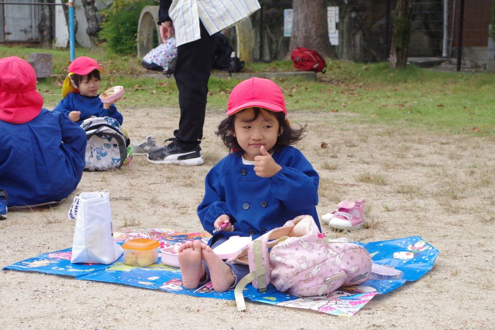 『お弁当おいしい～？』と、先生に聞かれて、
静かにグッドポーズで答えてくれたMちゃん♡
もぐもぐ食べて完食✨
ピカピカのお弁当箱を嬉しそうにしまっていました。
お家の人もうれしいね～♡

愛情たっぷりのお弁当ありがとうございました！