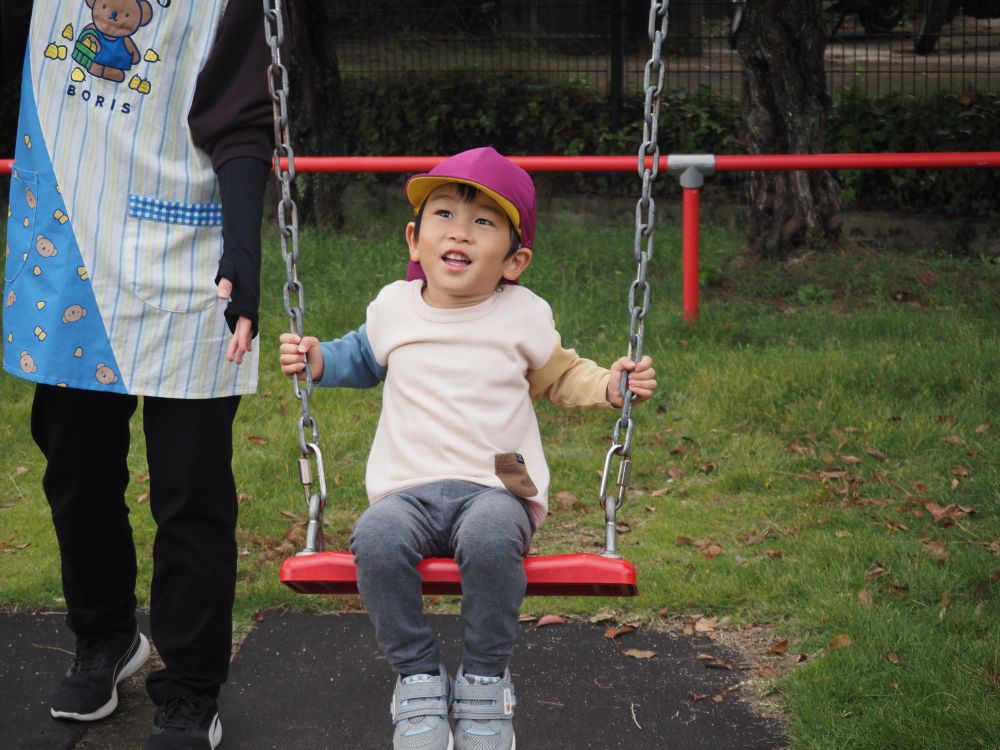 今日は、楽しみしていたお弁当の日♪
友達と手を繋いで則末公園まで散歩に行きました!
初めての公園にわくわくがいっぱいのHくん
ブランコに乗ると
「ゆらゆらする~!!」
と大興奮でした!
