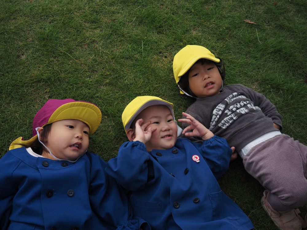 いっぱい遊んでちょっとひとやすみ
芝生にごろんと寝転ぶと
「おいでー!」
とみんな誘うYちゃん
次々と集まってみんなでひなたぼっこ😊
ぽかぽかあったかい日差しが気持ちいね