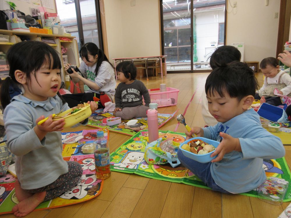 心待ちにしていたお弁当の時間
ふたを開けた瞬間、嬉しそうな笑顔がこぼれます!
「じゃーん! ○○はいってるよ~」
と紹介し合いながら食べたり、口いっぱいに頬張って食べたり♡
おいしいお弁当、ありがとうございました!!