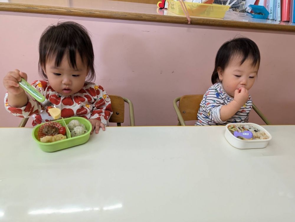 今日はお弁当の日~
食具を上手に使って
食べているNちゃん
卵焼き上手にとれたね♥