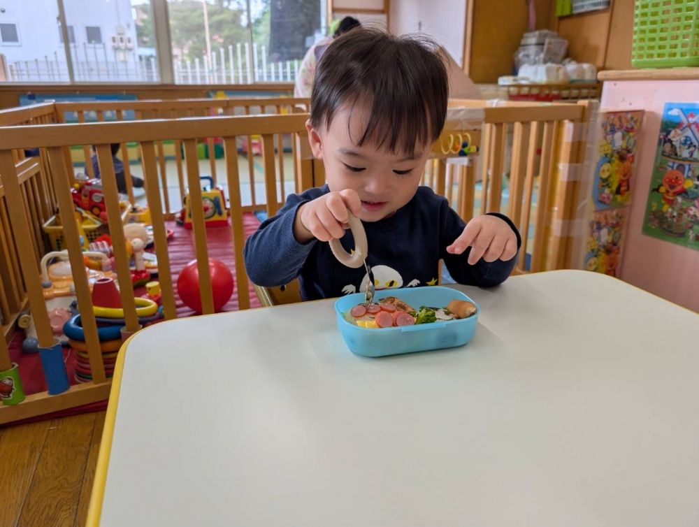 アンパンマンのご飯を見て
ニコニコのAくん♪
どれから食べようかな~♥