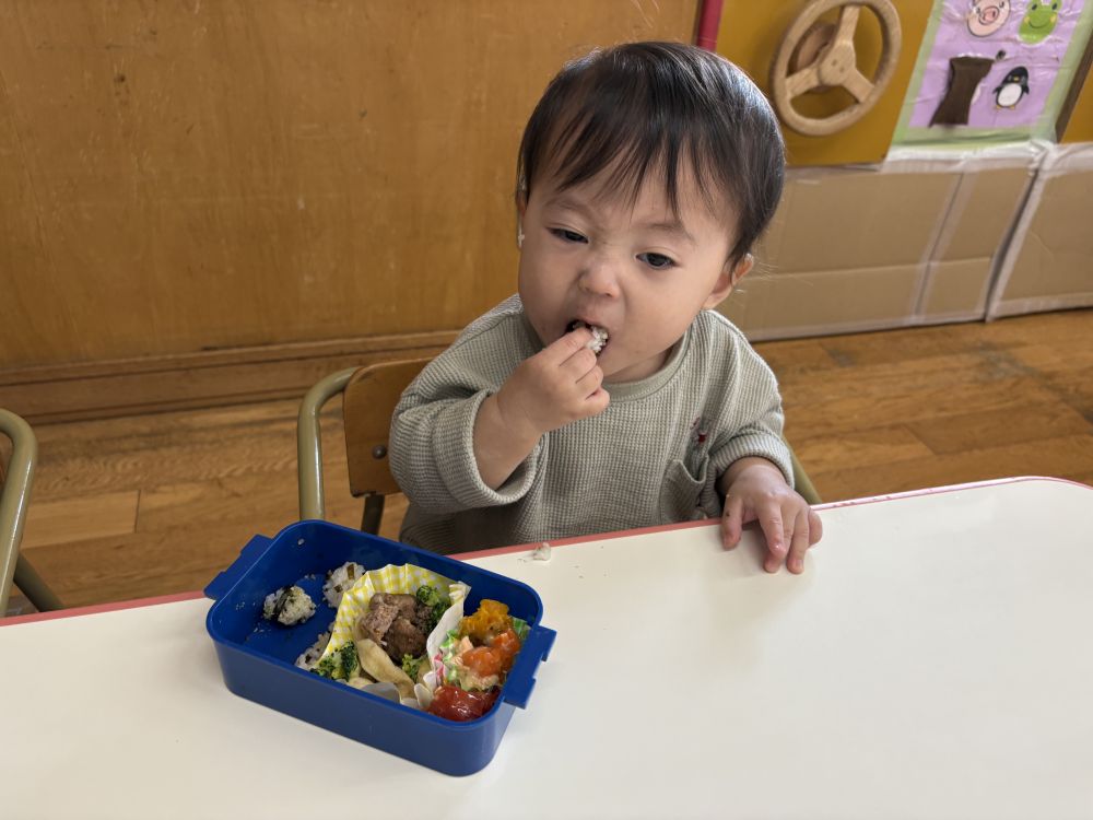 手づかみで上手に食べているTくん♪
黙々と食べてました。
美味しかったね~完食しました♪
愛情たっぷりのお弁当を
朝早くから作っていただきありがとうございました😋