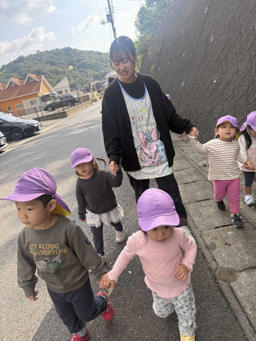 楽しみにしていたお弁当の日😊
秋探しのお散歩へ...🍂
先生…友達と一緒に手を繋いで✋