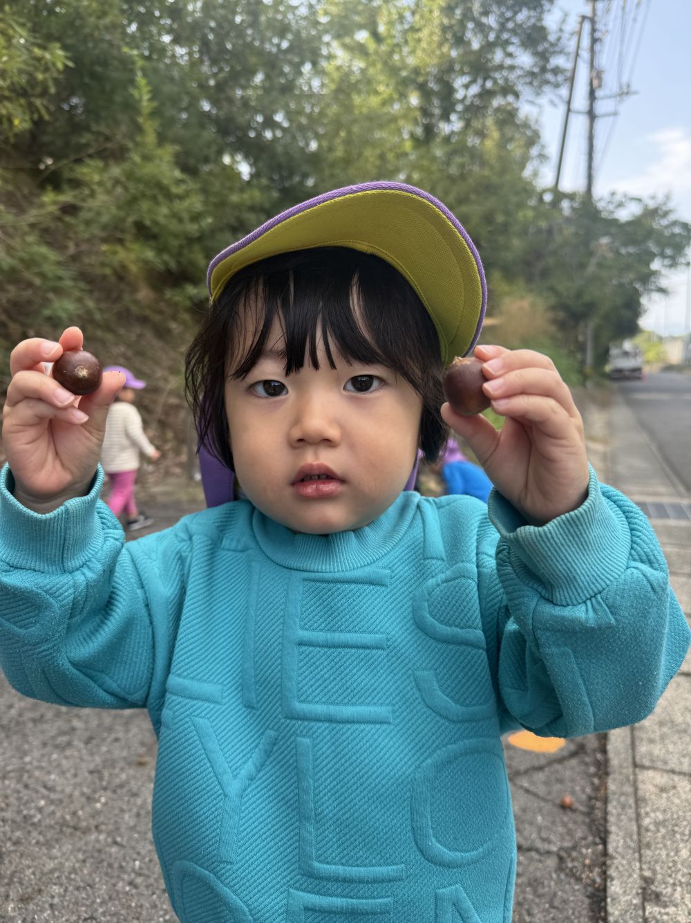 秘密?😁の、
どんぐりスポットへ到着♡♡
今年もたくさん落ちてました✨️
さっそく見つけたHくん!!
「あったよー!」と、見せてくれました😊