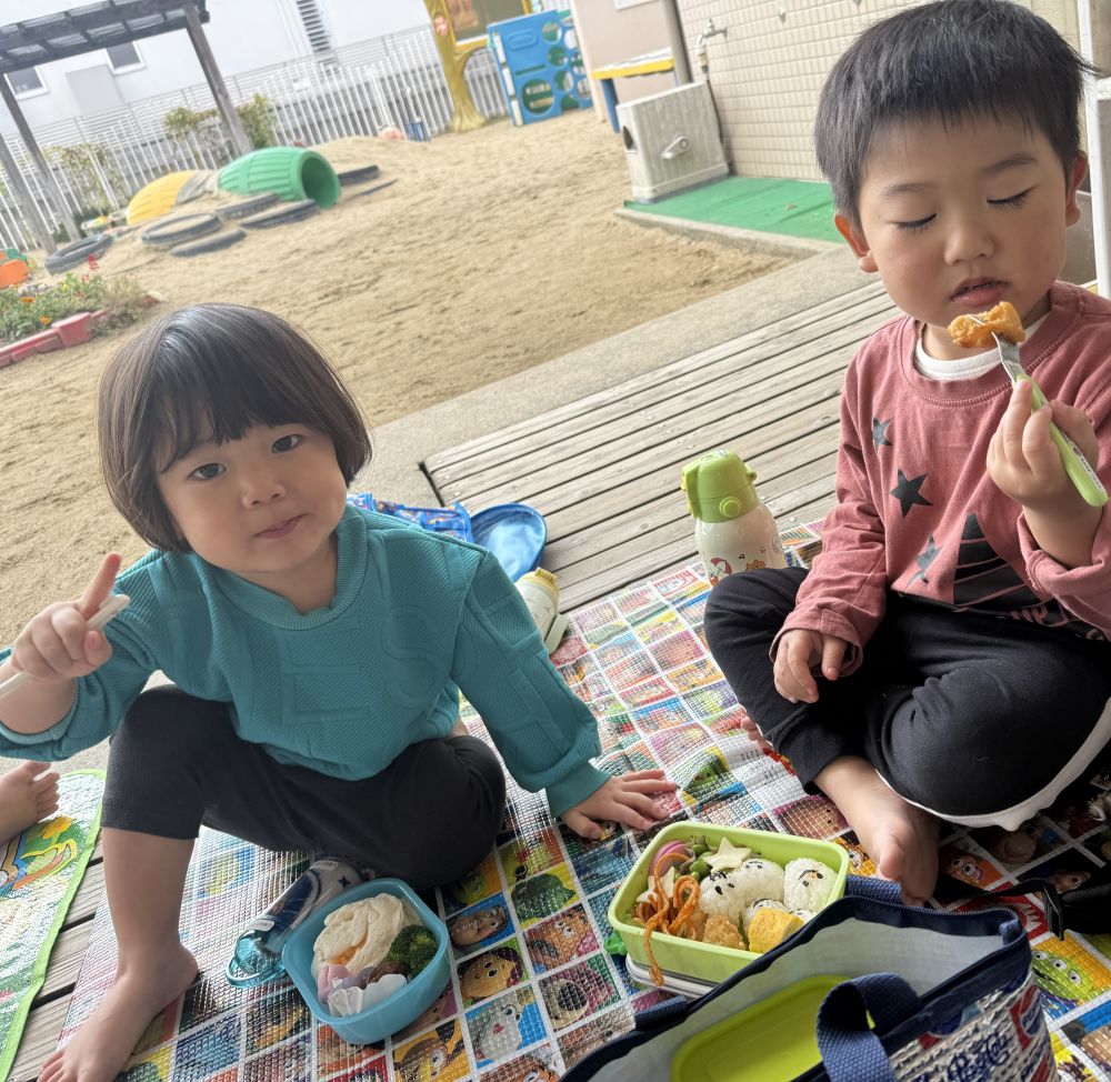 保育園に帰って、
楽しみにしていたお弁当♥️

テラスにシートを敷いて、
食べました🍴

保護者の皆様、お忙しい中、
用意して頂き、ありがとうございました😊
どの子も嬉しそうに、お弁当自慢していました✨️