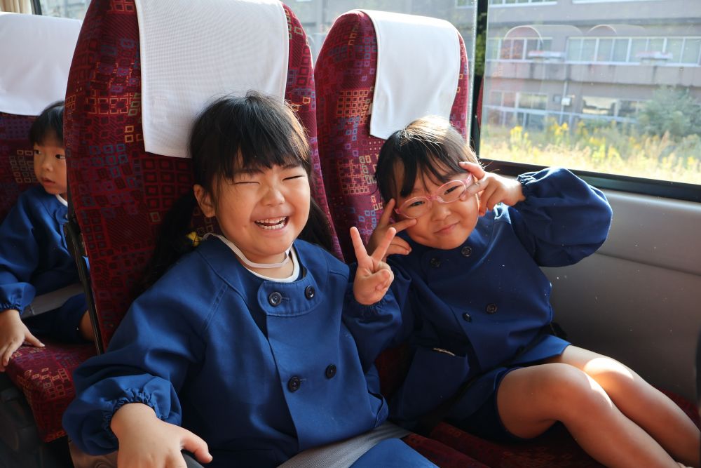 楽しみにしていたお弁当の日✨
お家の人が作ってくれたお弁当を持って
バスに乗ります!
目的地は、中央森林公園です🌲
友達と一緒にバスに乗り…
ワクワクが止まらない様子♡