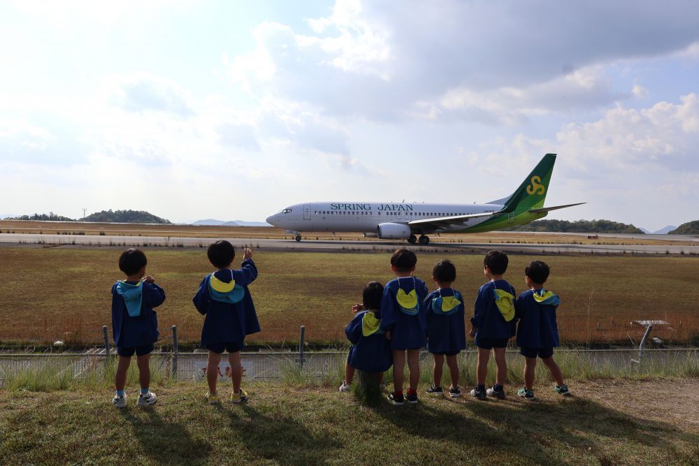 広場に着くと、早速 飛行機が!🛫
大きな音を立てて、ゆっくりと動き出す飛行機!
真剣に見つめる子、手を振る子、様々です✋♡
