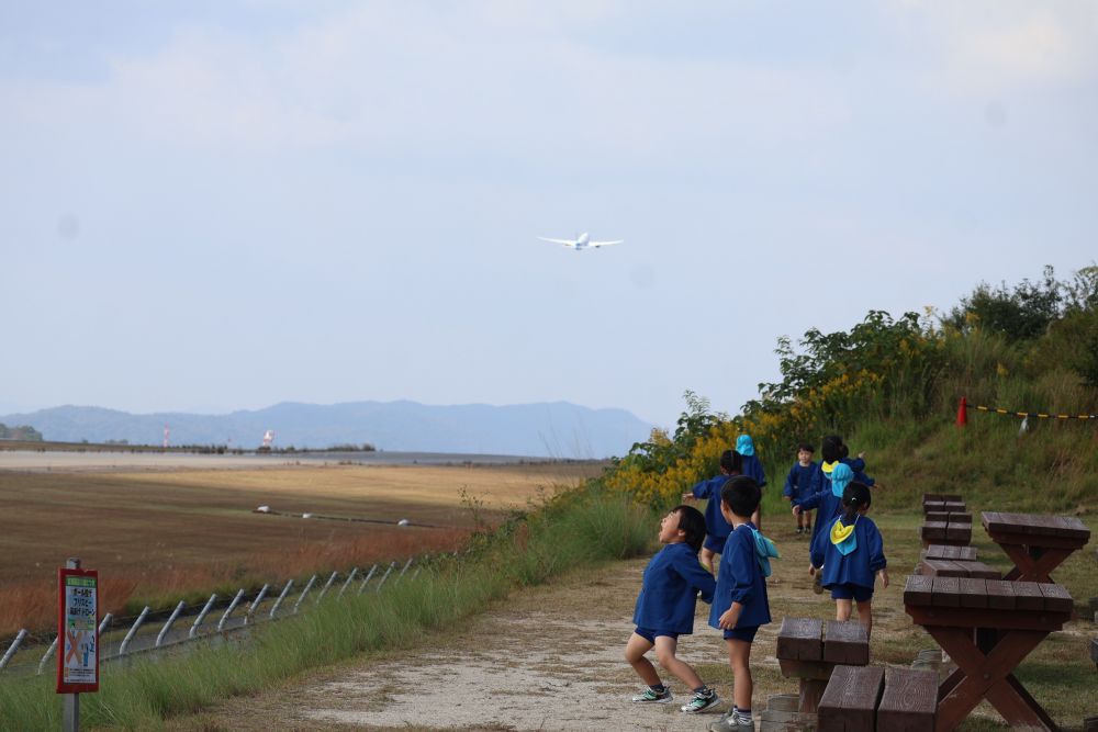 少しずつ空へ飛び立つ
離陸も見ることができました👀✨
「 待てー! 」
必死に飛行機を追いかけるゾウ組さん🐘
とっても楽しそう💚💚