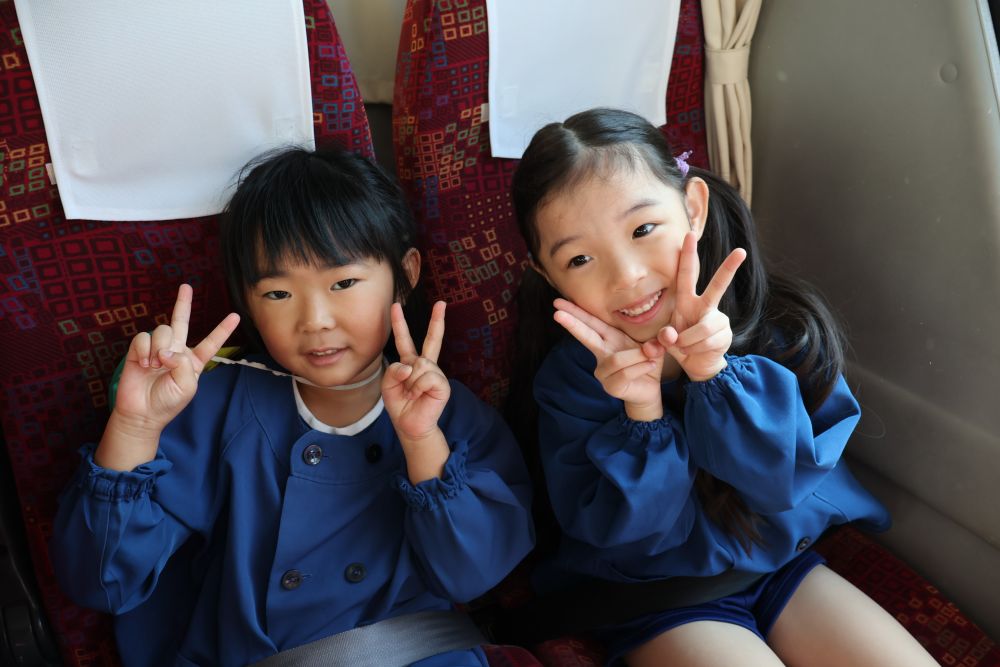 バスに乗って中央森林公園に行きました
お弁当を持って、準備万端！！！！！
朝から待ちきれない様子…



シートベルトをして…出発♪
「あ！！ここ知ってる」
「通ったことあるよね」
「この近く俺の家」　会話が弾む♪
友達と一緒に乗るバスって
なんだかワクワクするよね♡
