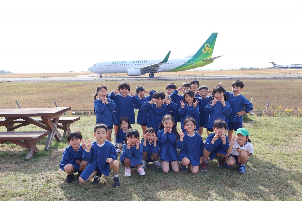 着いたらすぐに飛行機の離着陸が見れ
テンションがあがるみんな
「すげー！！」　「飛べー！！」　「でか！！」
