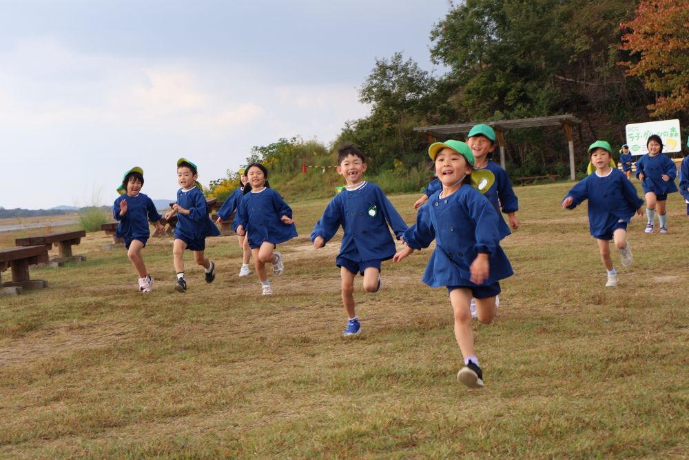 何度飛行機が来ても飽きません！！
滑走路を走る飛行機と　『よーいどん♪』

