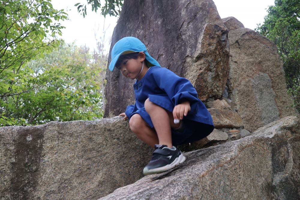 山の中にはたくさんの岩が！🪨

最初は不安そうな声も
チラホラ聞こえてきましたが
友達がやっているのも見て
自分もやってみる👍✨

新しいことができるようになるって
嬉しいね～～😊♪







