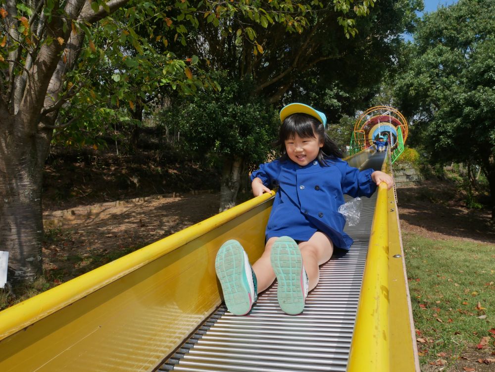 ながーーーい滑り台を楽しむ子も🛝♡

回数が早くなるたびに
スピードも速くなる！ 風が気持ちいいね🎼