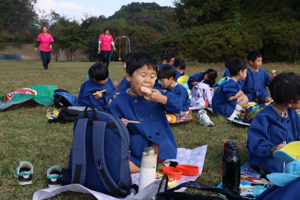 いよいよお弁当の時間!🌟
シートを引いて、手を洗う!準備完了です!
もうお腹はペコペコのゾウ組さん
蓋を開けて猛スピードで食べ始めるMくん
おにぎりを頬張ります🍙美味しそう💖