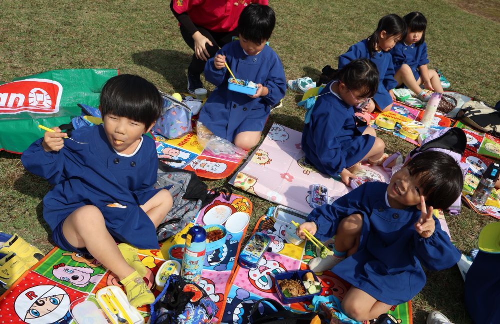 こちらはまったり⌛🤍
お弁当の中身を
教え合いっこしていました🤍
「 Iくんは焼きそばが好きなんよ~ 」
「 Hくんはこのチキン! 」
そんなことを言いながら、ポカポカいい天気の下で
お弁当を満喫🤤♪