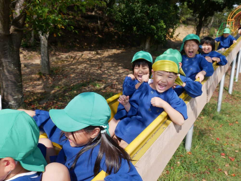 長い長いすべり台が気に入ったみんな
何度も何度も滑ります♪
「はやい！！」　「おしり痛い～」
一人ですべったり、友達とすべったり
みんないい表情♡
その笑顔が見れて先生たちも大満足♡