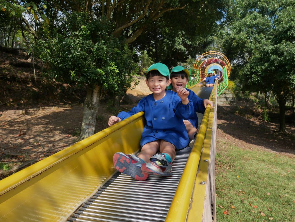 「いくぞー！！」　「おー！！」
あの長い階段を何度も走ってあがっていく
子ども達の体力に感心…