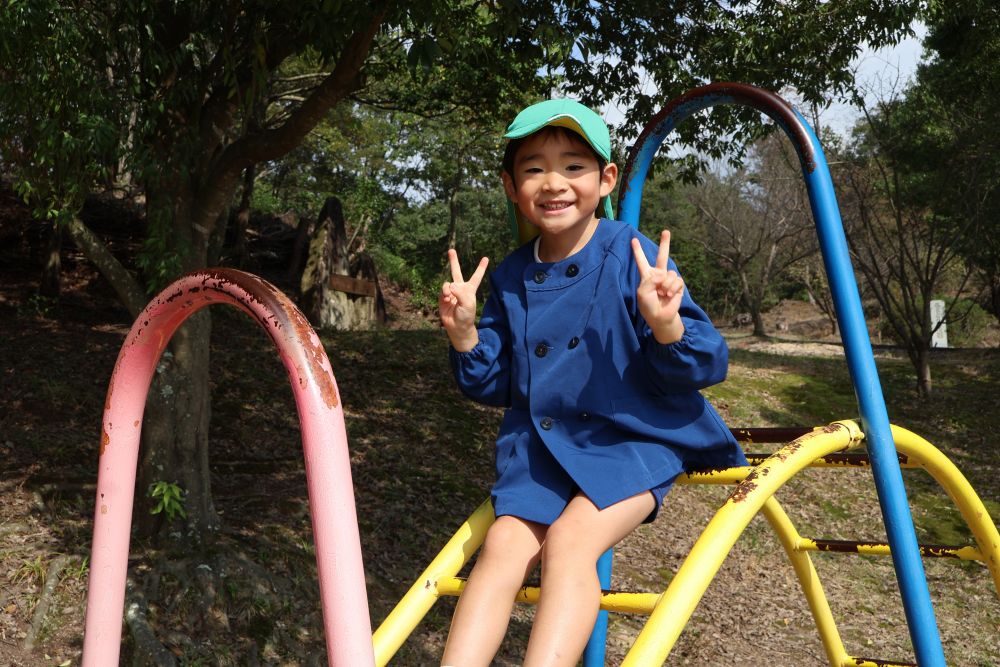 遊具で遊ぶ合間にバッタを捕まえ
どんぐりをたくさん集めていたSくん
雲梯でちょっぴり休憩♡