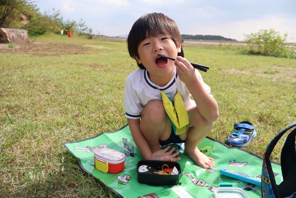 楽しみにしていたお弁当の前
少し雨がパラパラ降りましたが
みんなの願いも届き、太陽が出てきました♪
