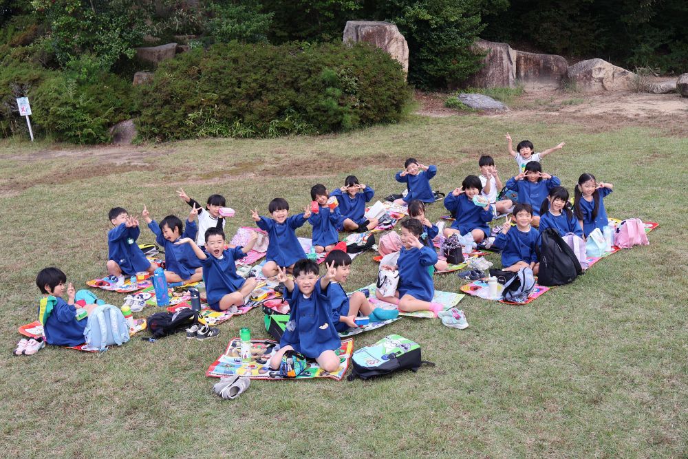 「そろそろお弁当食べよう！！」
とお腹がペコペコなキリン組さん
友達と中身を見せ合いながら
大好きな物がいっぱいのお弁当♪
ペロリと食べ終わりました♡

大好きなお家の人に作ってもらったお弁当を
大好きな友達と食べるとより一層おいしいね♡
朝早くからお弁当ありがとうございました！！