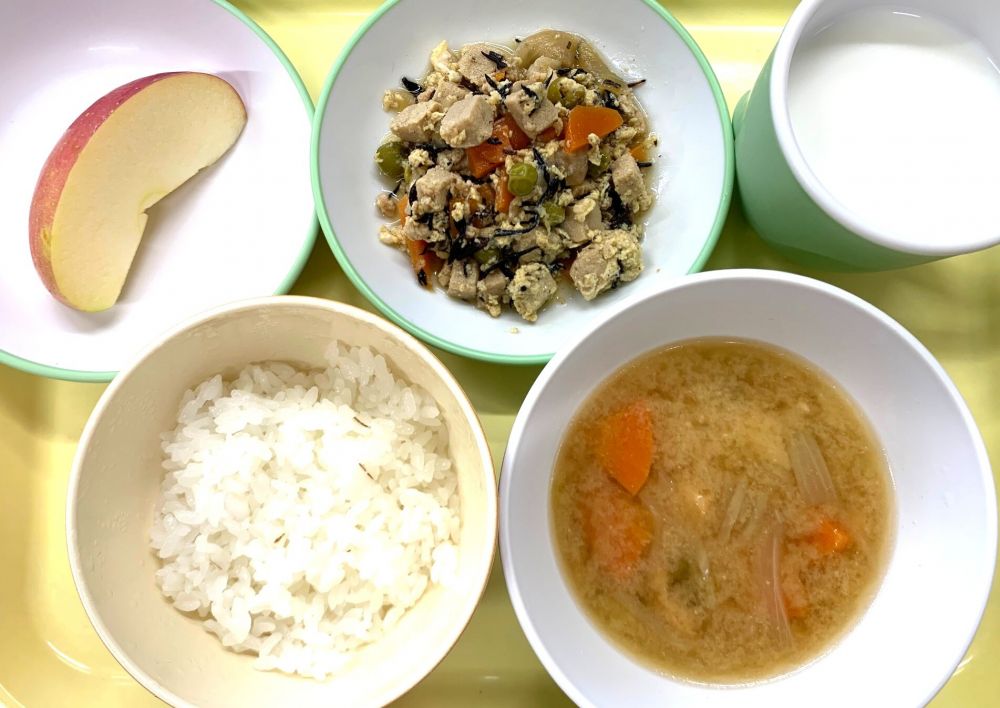 麦ご飯

高野豆腐の卵とじ

切干大根のみそ汁

りんご

牛乳