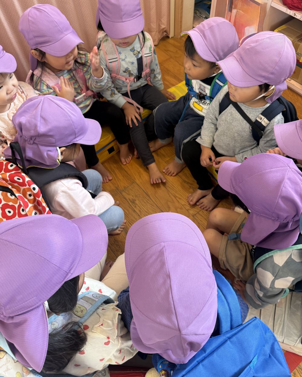 今日もまたまたお散歩Day♫
 
｢お散歩行くよ～！｣と、先生が言うと、
準備が早いクマ組さん☺️

準備完了！！⋯何やら子ども達で集まって...
お散歩会議が開かれていました😆
テーマは、『誰と誰が手を繋ぐか』
のようでした☺️

とっても可愛くて思わずパシャ📷✨