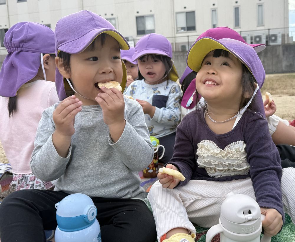 ｢おしい～い♥️｣と、Tちゃん。
シートを敷いて、外で食べるだけで、
テンション上がっちゃうよね⤴︎⤴︎