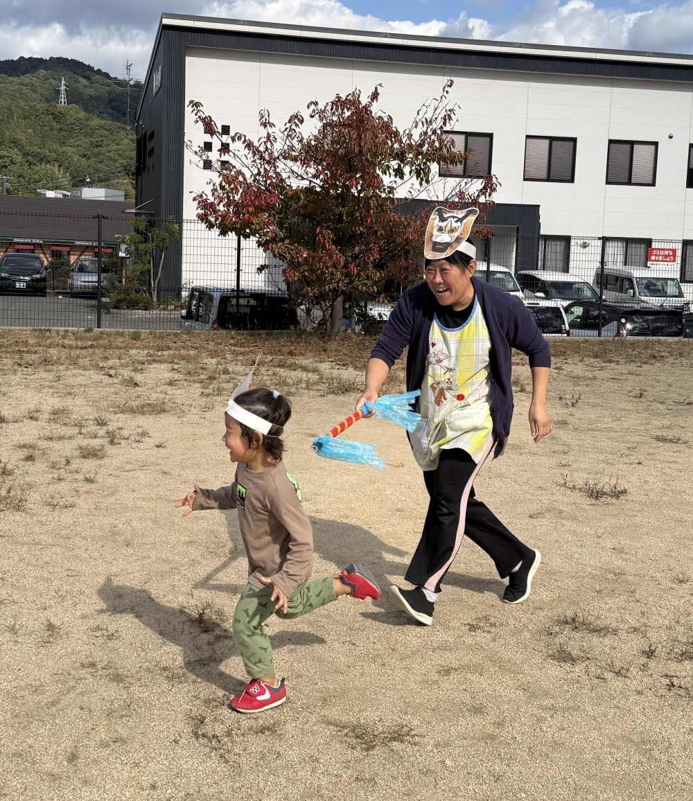 おやつの後は、ベッチャー鬼ごっこtime👹
今週は、尾道ベッチャー祭りが開催されます！

無病息災を願ってみんなを突いたり、
叩いたりする鬼神に突かれることで、
一年を健康に過ごせると言われています。

みんなで、少し早めのベッチャーごっこ！！
最初は、先生が鬼になって、
みんなを突きに行きますー！！