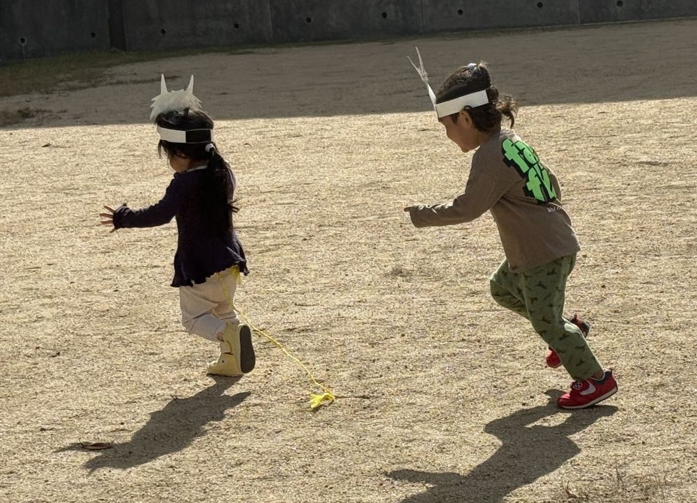 そして、また⋯
｢まてー！！｣、走り始める😆

たくさん走って、転んで⋯
転んだ時は、友達が声をかけてくれて⋯

先生が伝えなくても、
自然と子どもたち同士でできちゃう行動に、
成長したな～☺️と、日々感じます✨️