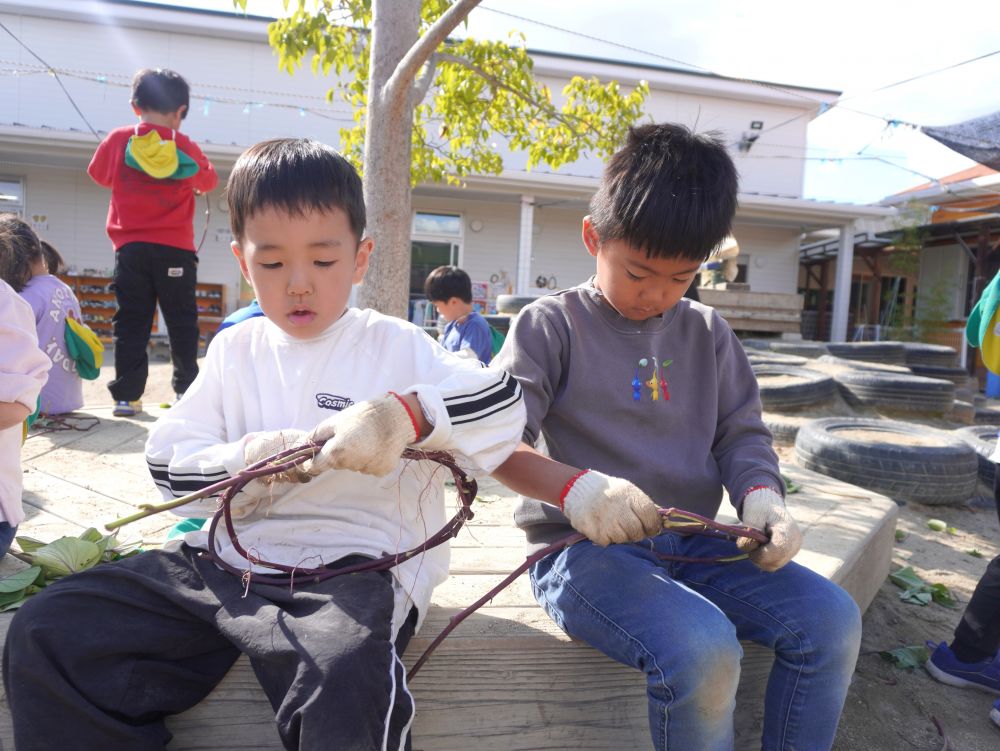 普通だったら捨ててしまう”つると葉っぱ”
それがステキな遊びの道具になっちゃうんです♡



芋のつるでリースを作ってみよう！
作り方の説明を聞いてマイリース作りに挑戦！
