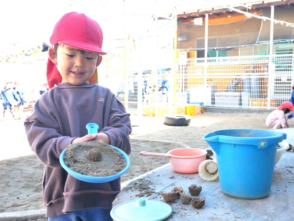 『見て～ご飯よ！！卵入れましたよ～』
フライパンの上にポンッと乗せて・・・出来上がり♡