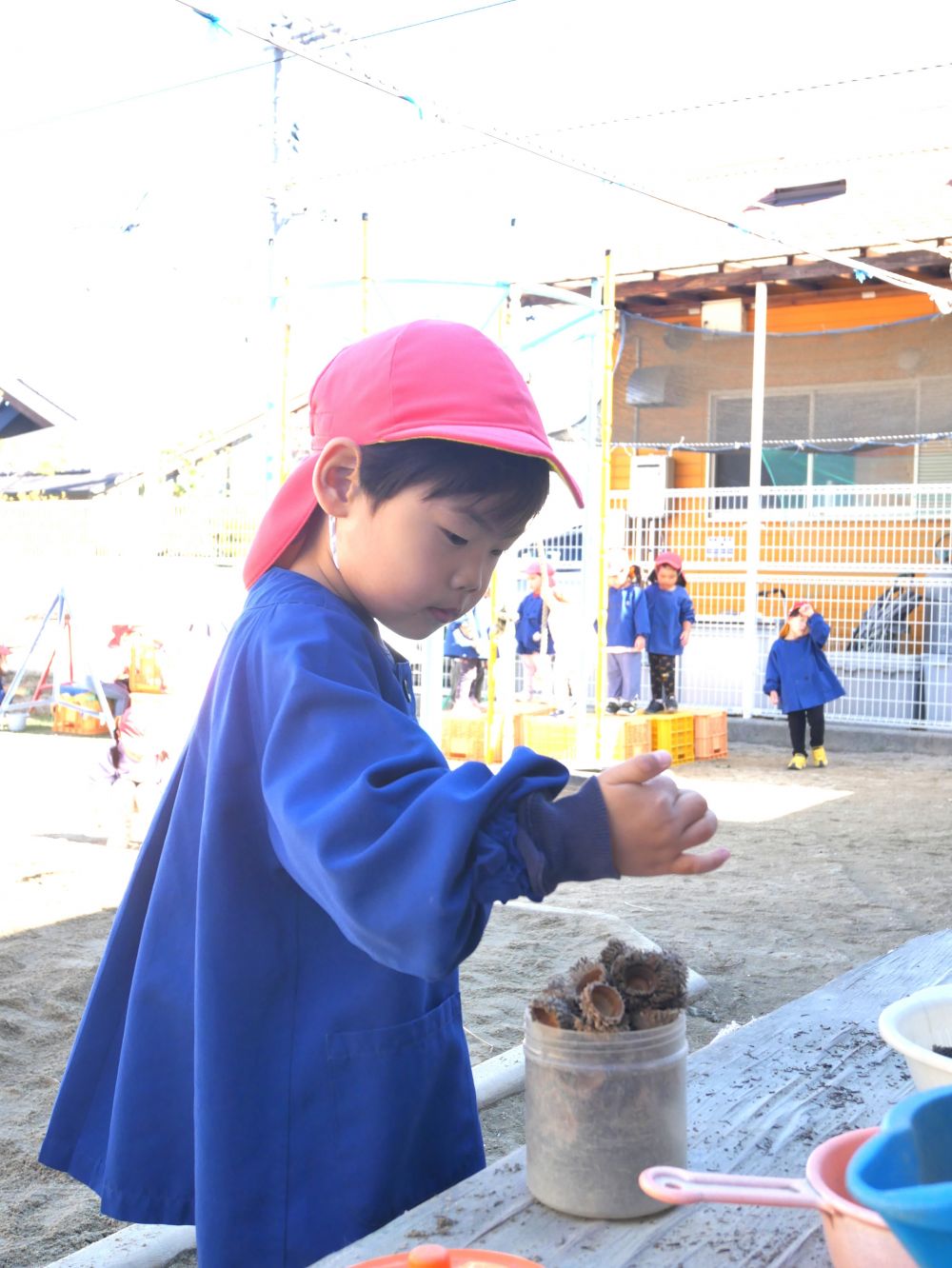 『さらさらさら～』
何をかけてるの？と聞くと
『ケーキの仕上げをしているよ！粉だよ粉！』
まるでパティシエなH君でした♡