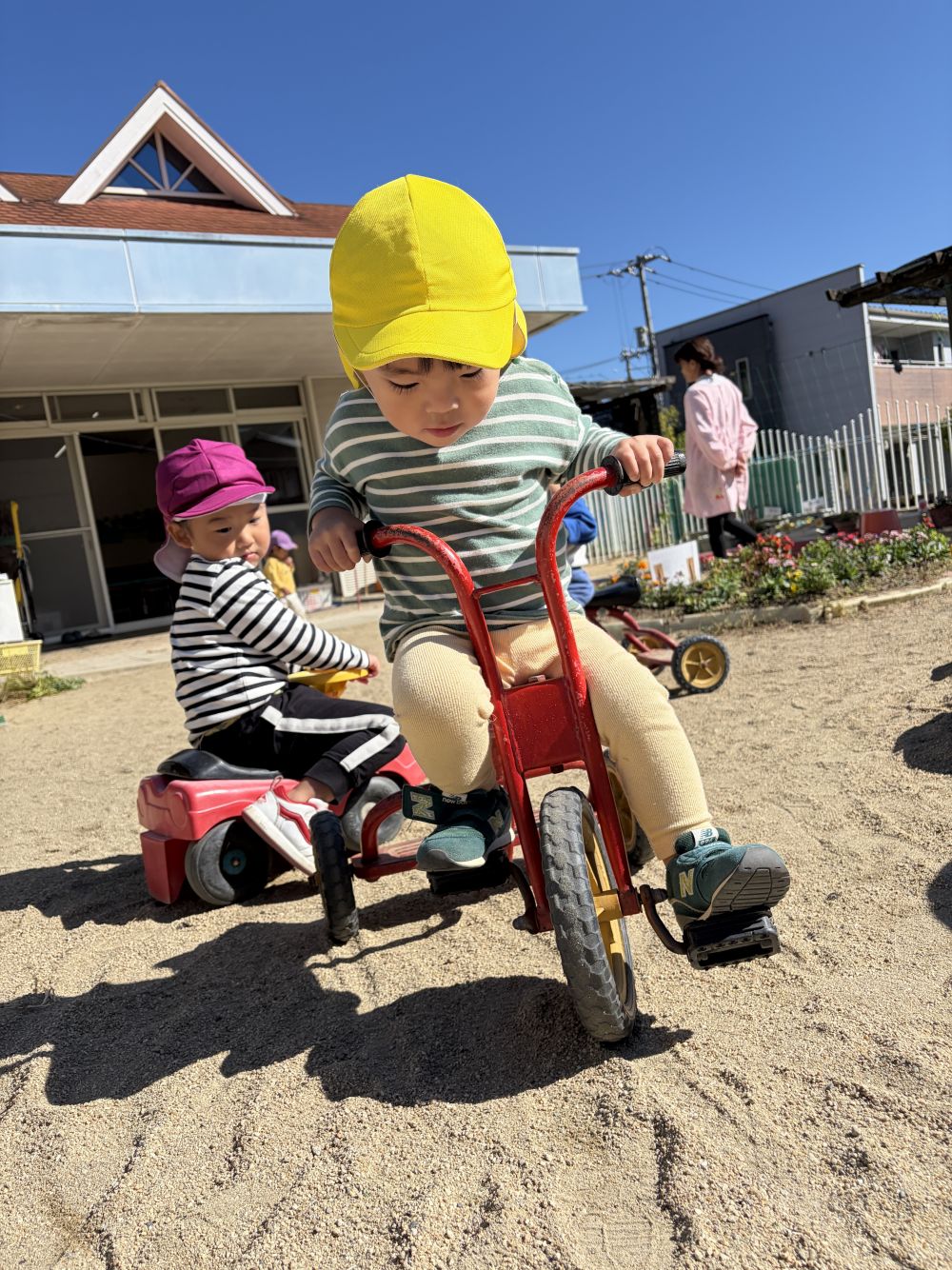 足をペダルにのせて進もうと頑張るAくん。