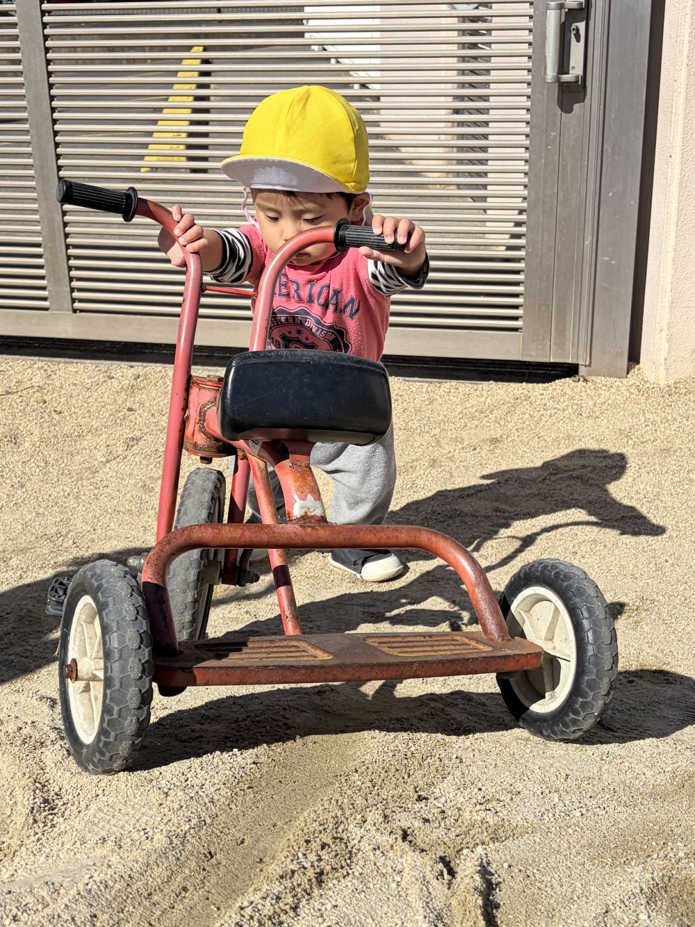 手でおして進んだりと楽しみ方はそれぞれ・・・
皆思い思いに楽しんでいます😄